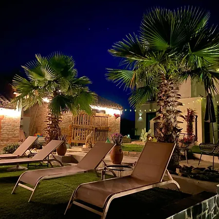 Bed And Adventure Tramontana Resort - Casetta & Wellness Castilenti Exterior photo